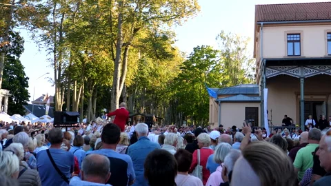 Popular singer singing for crowd in open air concert in Palanga resort Vídeo Stock 278023337