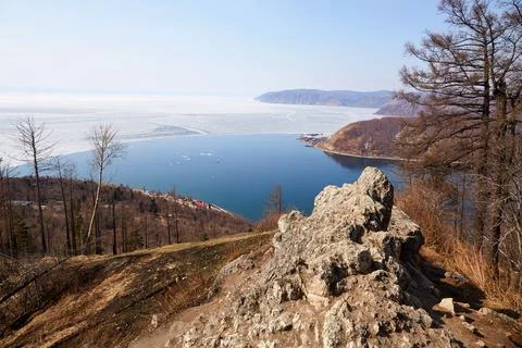 A popular view of the source of the Angara River on Lake Baikal Foto stock