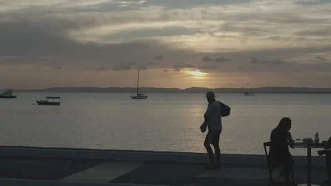 Por do sol a beira mar na ilha de itaparica na bahia 動画素材 169030554