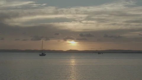 Por do sol a beira mar na ilha de itaparica na bahia 動画素材 169030611