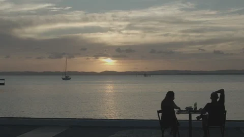 Por do sol a beira mar na ilha de itaparica na bahia 動画素材 169030631