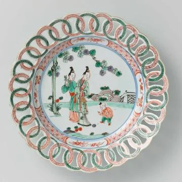 . Porcelain plate with an edge of openwork interlocking rings, painted in ... Stock Photos