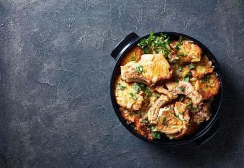 Pork chops on bone and hash brown Casserole Stock-Fotos