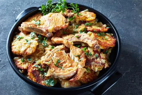 Pork chops on bone and hash brown stew Stock-Fotos