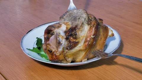 Pork knuckle placed on the plate 스톡 동영상 85164458