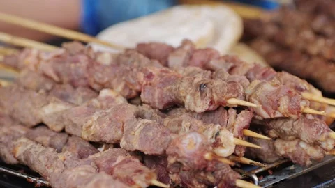 Pork meat skewer on fire, Mutton barbecue close-up. Fried meat for kebab Vidéo 265915287
