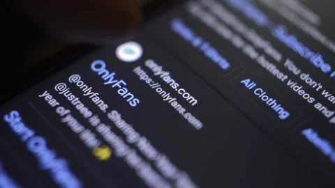 Pornography concept. man's hand open the onlyfans website. Stockbeeldmateriaal 229765336