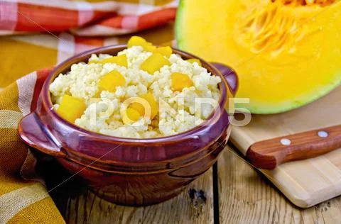 Porridge millet with pumpkin and knife Stock-Fotos