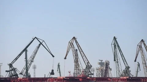 Port cranes in line on the move Stock Footage 59962094