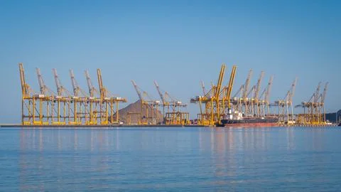 Port cranes loading container ship in  the Port of Fujairah, UAE Stockfoto's