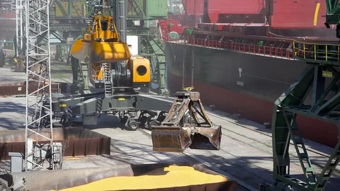 Port cranes loading dry-cargo ship 動画素材 105573828