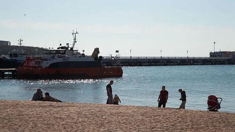 The port, the sea, the beach, the first spring sun, people relax Vidéo 114497926