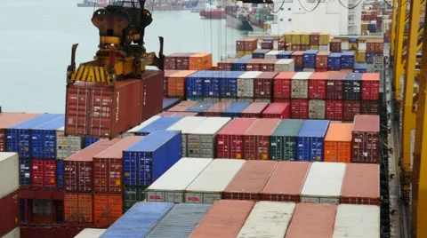 Port - Vessel with containers being loaded onto a ship Vidéo 55979777