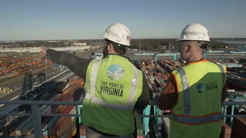 Port workers overlooking shipping supply chain Stock-Footage 171594468