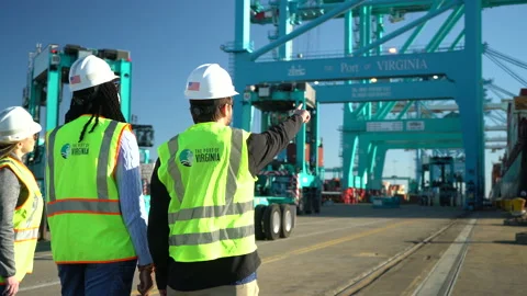 Port workers pointing at cargo Stock Footage 171591389
