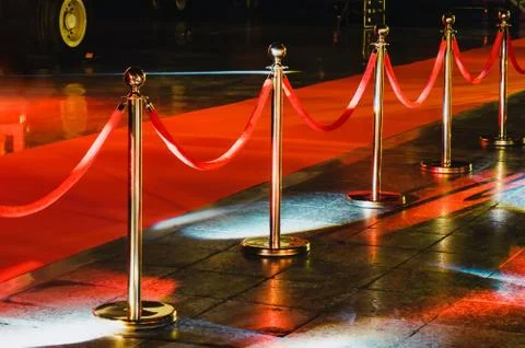 Portable Barrier for Queue Control. Red security rope by red carpet. Foto stock