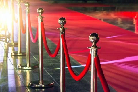 Portable Barrier for Queue Control. Red security rope by red carpet. Foto stock