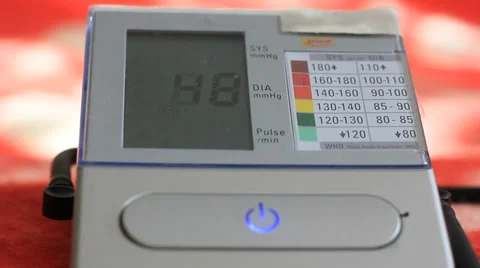 Portable device of measuring blood pressure Stockbeeldmateriaal 32258985