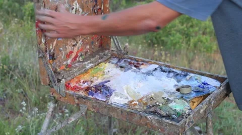 Portable easel, with telescopic legs and built-in paint box and palette Vídeo Stock 64308452