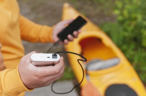 Portable external battery connected to a mobile phone via USB cable. Energy i Foto stock