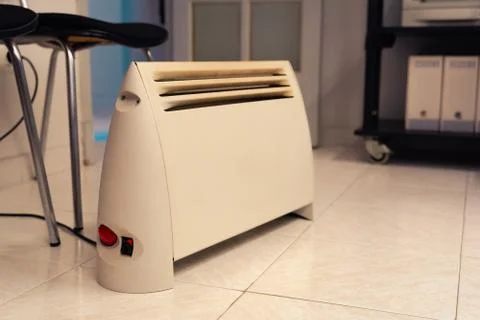 Portable heater in small office. Heating device. Foto stock