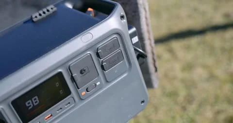 Portable Power Station With Digital Display Battery Charger and Multiple Ports Vidéo 323338375