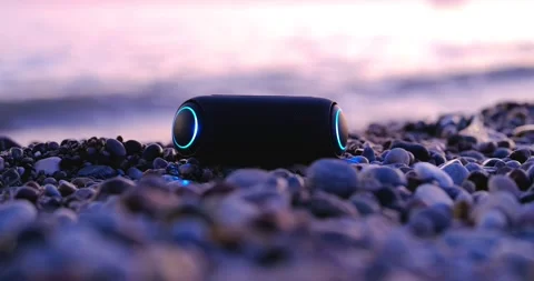 A portable speaker at sunset on the beach Vidéo 201540108
