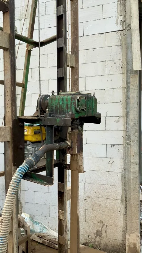 Portable water well drilling rig machine operating on a construction site 库存影片 336097775