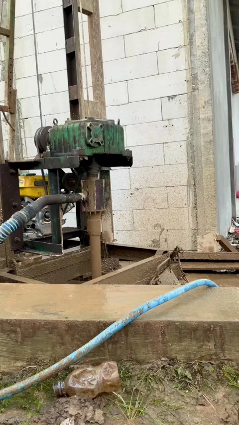 Portable water well drilling rig machine operating on a construction site 库存影片 336097919