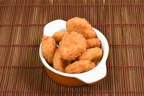 A portion of breaded chicken in a ceramic bowl Stock-Fotos