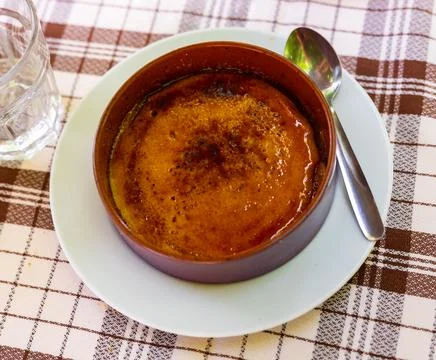 Portion of creme brulee on table Stock-Fotos