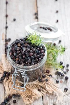 Portion of dried juniper berries Foto stock
