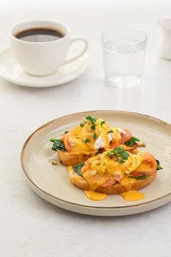Portion of eggs benedict toast with salmon Foto stock