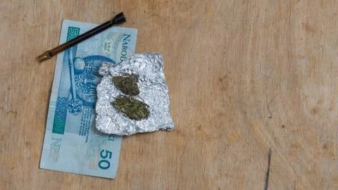 Portion of  Marijuana in tin foil with pipe and Polish PLN money Fotos Stock