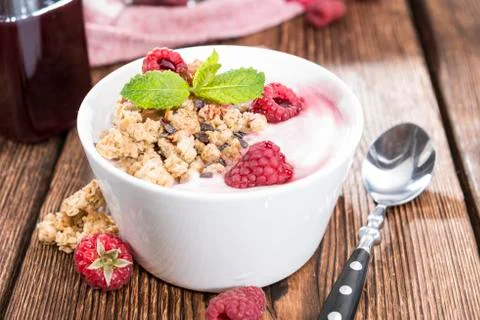 Portion of raspberry yogurt Fotos Stock