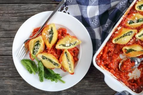 Portion of shell shaped stuffed pasta Foto stock