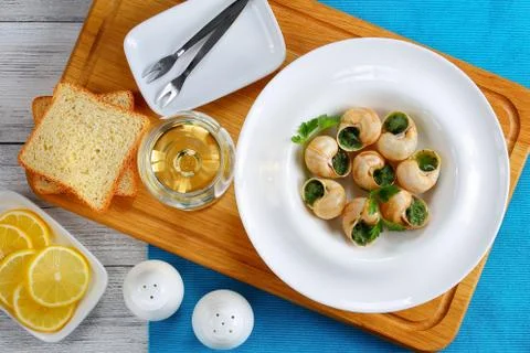 Portion of Snails with herbs, butter Foto stock