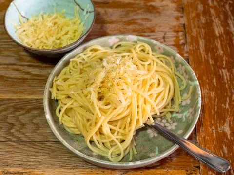 Portion Spaghetti Cacio e Pepe on old wooden table Stock Photos