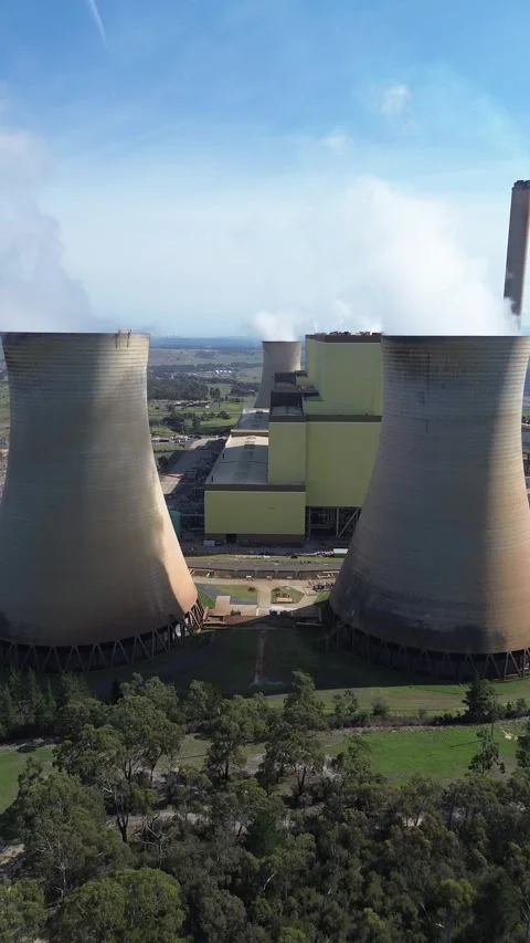 Portrait Aerial View of Massive Power Plant Vidéo 334894461