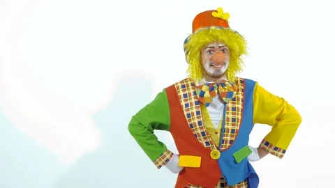 Portrait of amusing colorfully dressed clown counting on his fingers Видео 70285516