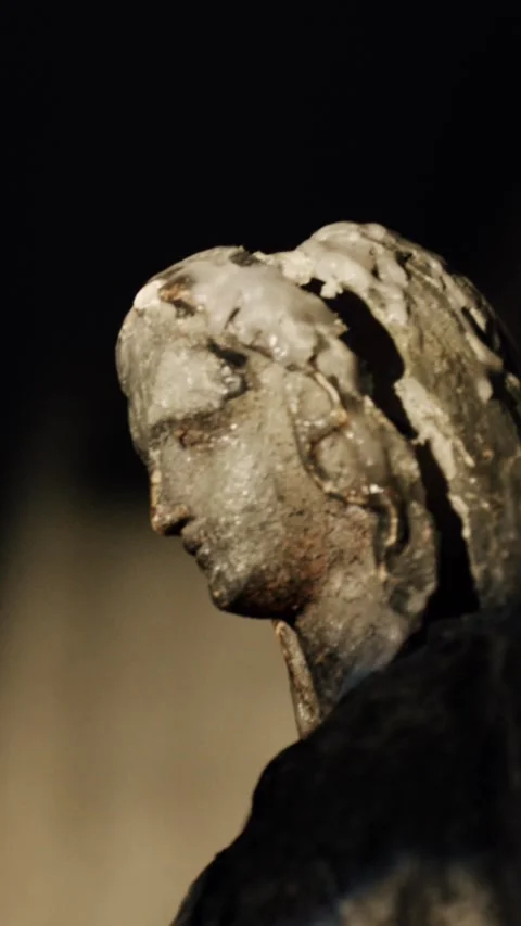 Portrait of an antique old statue on the background of a stone wall. Vidéo 304982555