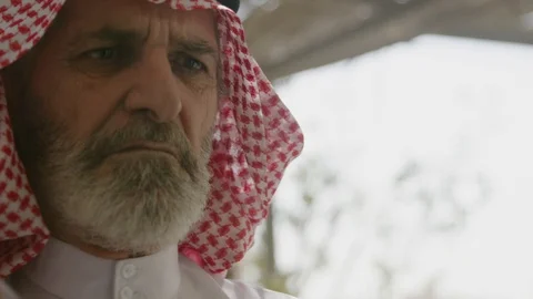 Portrait of an arab man fixing his ghutra. Stock-Footage 88118549