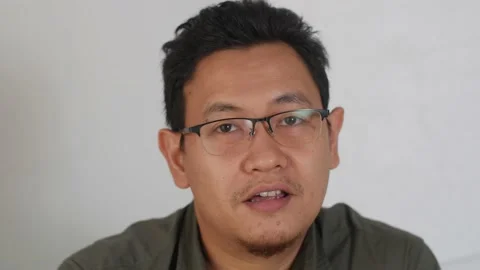 Portrait of Asian man talking to camera, interview or video call concept Stock Footage 141571369