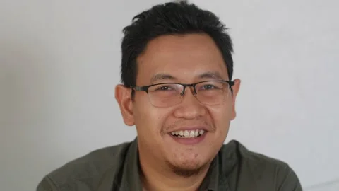 Portrait of Asian man talking to camera, interview or video call concept Stock Footage 141571443