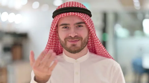 Portrait of Assertive Arab Businessman Pointing with Finger and Inviting Video stock 139412644
