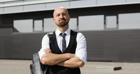Portrait of a bald man with a beard on the background of an office building Vídeo Stock 94823430