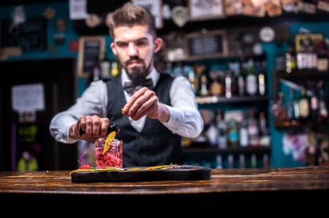 Portrait of bartender makes a show creating a cocktail in the pub Foto stock