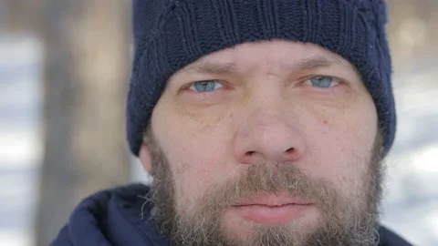 Portrait of a bearded man in a winter forest Vídeo Stock 167918778
