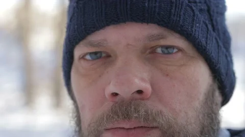 Portrait of a bearded man in a winter forest Vídeo Stock 168090972