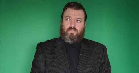 Portrait of bearded security man in front of green screen Vídeo Stock 122264590